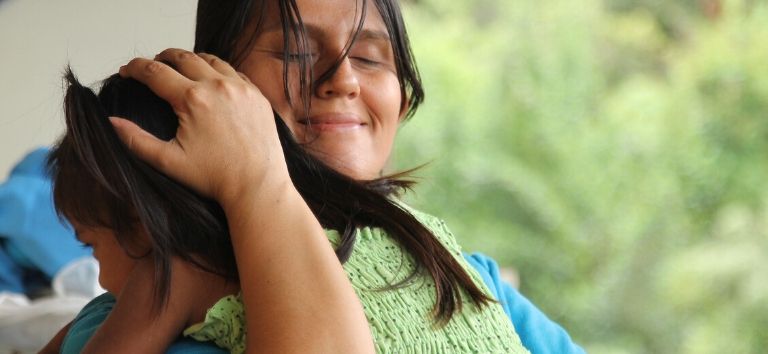 Foto de niña y cuidadora